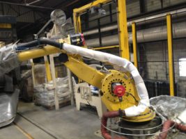 Alimentation d’air installée sur le robot avant montage de la housse. alimentation-air-housse-ventilee-protection-robot-cover-fanuc"