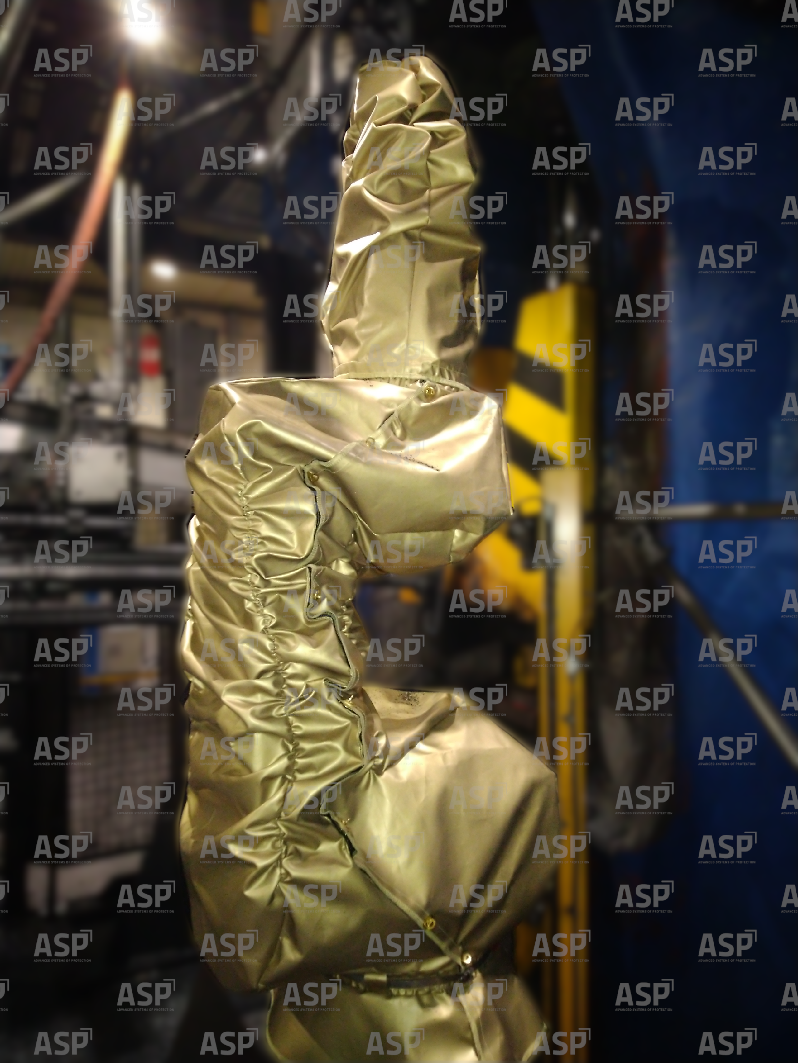 Robot staubli évoluant dans le milieux de la fonderie enrouler dans une protection doré