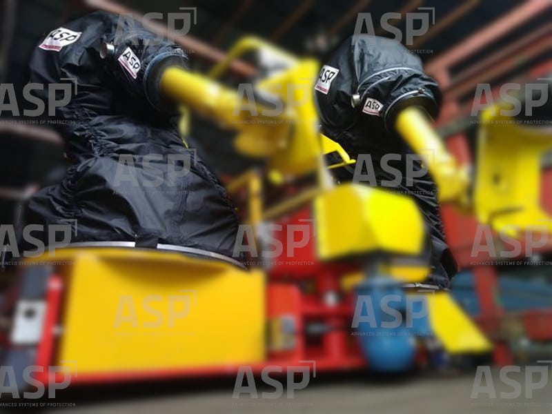 C'est une photo qui présentent deux robot industriels de la marque fa,nuc, tout jaune, qui sont protéger par deux housses ATEX  noire dans les milieux explosif